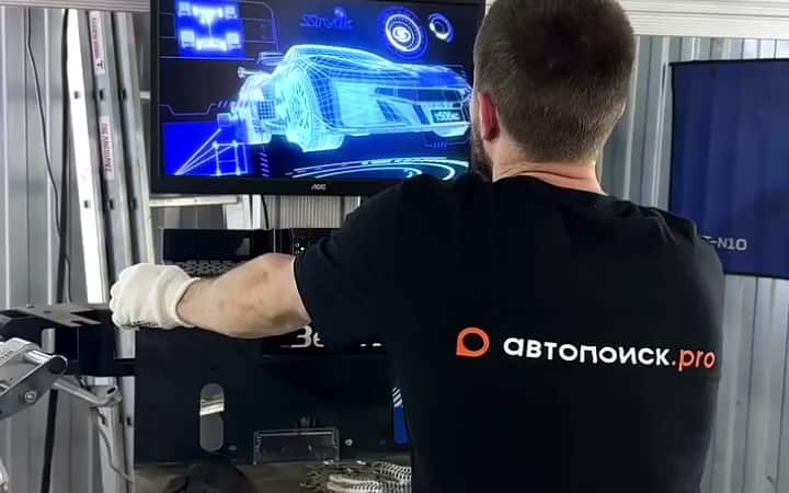 Специалист работает с диагностическим оборудованием